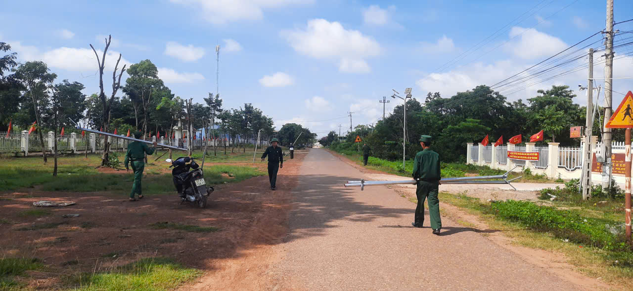 Hội Cựu chiến binh xã Ea Rốk tham gia xây dựng “Đường cờ Tổ quốc”, chào mừng Đại hội Đảng bộ xã Ea Rốk lần thứ I, nhiệm kỳ 2025 – 2030